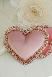 Poduszka w kształcie serca z falbanką "Zielony ogród"