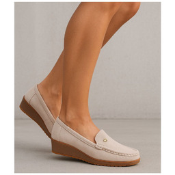 Beżowe czółenka na niskim koturnie