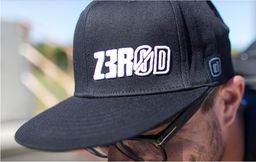 ZEROD Czapka lifestyle FITTED TRUCKER CAP czarna