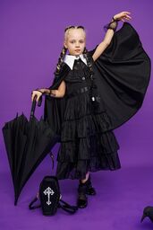 Magiczna czarna peleryna dla dziecka w stylu Wednesday