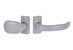 Gałko-klamka drzwiowa na szyldzie krótkim srebrna