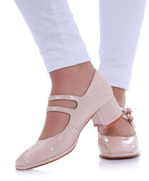 Beżowe czółenka na niskim obcasie z paskami