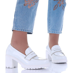 Białe czółenka na grubym obcasie