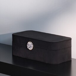 Welurowa szkatułka na biżuterię z ozdobnym zapięciem pokosa