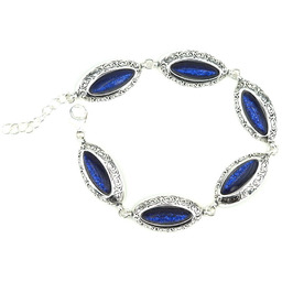 Srebrna bransoletka z ażurowym wzorem oraz kamieniami