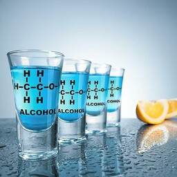 Zabawne kieliszki ze wzorem chemicznym alkoholu w zestawie