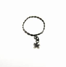 Pleciony z kwiatuszkiem - pierścionek srebrny