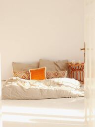 Musztardowa poduszka dekoracyjna soft velvet z frędzlami