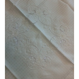 Obrus haftowany OR 85x85 kremowy w kwiaty ETK51271