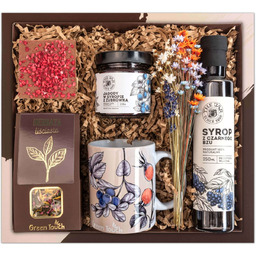 Kosz prezentowy zestaw herbata z kubkiem i przetworami.