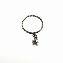 Pleciony z kwiatuszkiem - pierścionek srebrny