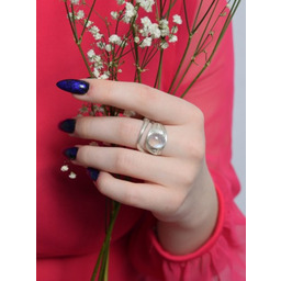 Magiczny pierścionek z kamieniem księżycowym w satynie