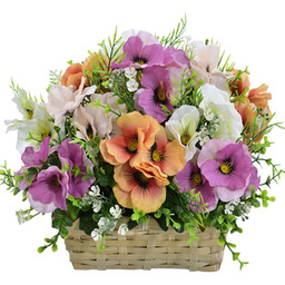 KOMPOZYCJA EKORACYJNA ZE SZTUCZNYCH KWIATÓW W WIKLINOWYM KOSZU