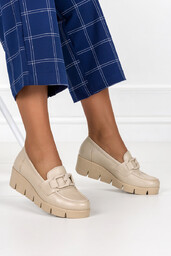 Beżowe mokasyny skórzane na koturnie z łańcuchem PRODUKT