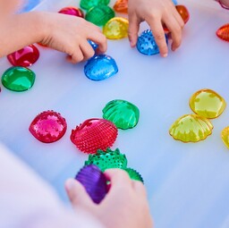 Transparentne sensoryczne muszelki + KARTY PRACY