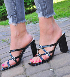 Czarne klapki damskie na obcasie