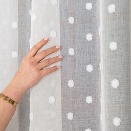 Krótka firana gotowa z etaminy na taśmie 300x160