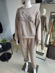 Masełkowy dres z kwiatkiem - cappuccino One size