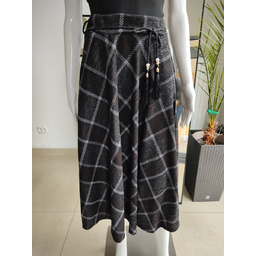 Wiskozowa spódnica w kratę z ozdobnym paskiem -