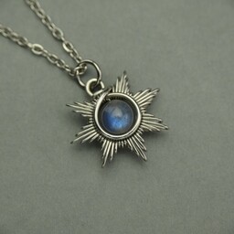 Pakamera Mały wisiorek słoneczko niebieski labradoryt wire wrapping