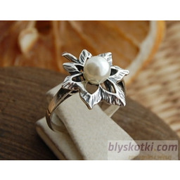 LIVIA - srebrny pierścionek z perłami