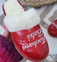 Czerwone ocieplane kapcie na Dzień Babci