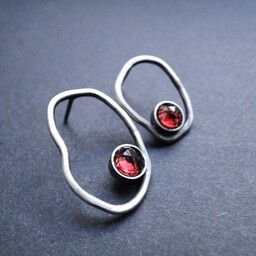 Pakamera Kolczyki srebrne Obłe z granatami