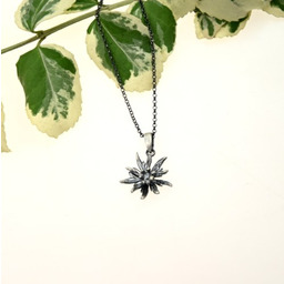 Szarotka mała szara - wisiorek srebrny z kwiatuszkiem