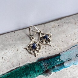 Pakamera Organiczne kolczyki srebrne z szafirami