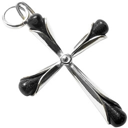 Srebrny krzyżyk z onyksem