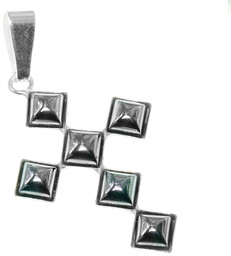 Srebrny krzyżyk z hematytem