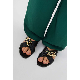 Klapki z ozdobnym łańcuchem-38