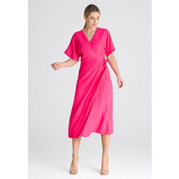 Różowa sukienka kimono midi wiązana w pasie