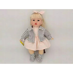 Lalka z głosem śpiewa i mówi po polsku