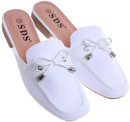 Białe klapki na płaskim obcasie