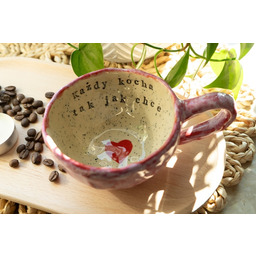 Pakamera Filiżanka ceramiczna handmade z napisem Każdy kocha