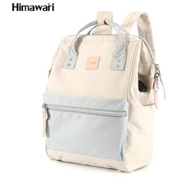 Praktyczny plecak w kremowo-błękitnym kolorze zawieszony na regulowanych