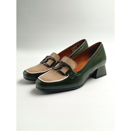 Modne lakierowane mokasyny obcas klocek zieleń z beżem