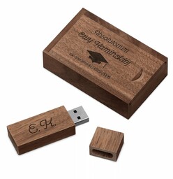 Drewniany pendrive 32 GB w pudełku z grawerem