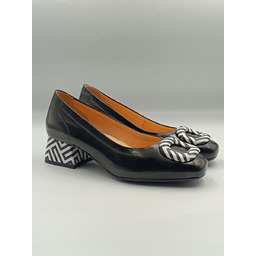 Modne czarne czółenka z geometryczne akcentem - PULSO