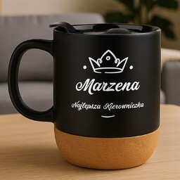 Kubek ceramiczny czarny z przykrywką dla niej