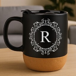 Kubek ceramiczny czarny z przykrywką dla niej niego