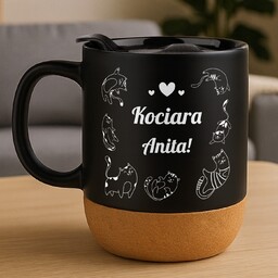 Kubek ceramiczny czarny z przykrywką dla niej kociary