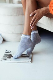 Skarpetki damskie bawełniane z koronkowym wykończeniem jasno szare