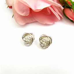 Klipsy srebrne z białymi różyczkami
