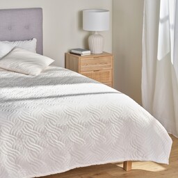 Jednokolorowa narzuta na łóżko z wytłoczonym wzorem Bessaria