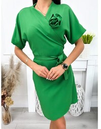 Zielona Sukienka z Ozdobną Broszką