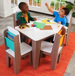 Popielaty stolik drewniany dla dzieci z 4 krzesłami