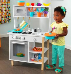 Biała drewniana kuchnia dla dzieci z kolorowymi akcesoriami
