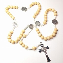 Różaniec - drewno jasny z medalami Świętego Benedykta